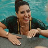 Auf den ersten Blick ähnelt die Geschichte ein wenig Lena Dunhams "Girls". Auch hier steht eine Clique von vier Freundinnen im Mittelpunkt, die ihren Weg ins Erwachsensein suchen. Und doch ist "Deadlines" ganz anders - was vor allem an dem eigenständigen Ton liegt, den die Figuren anschlagen. Die Serie setzt damit ein, dass Elif (Jasmin Shakeri) wieder zurück nach Frankfurt kommt. Die Älteste der "Goldstein Girls" hat vor Jahren ihre Heimat verlassen und in London eine Karriere in der Finanzwelt gemacht. Ihr überraschendes Auftauchen bringt die vier Freundinnen wieder zusammen.