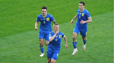 Die Ukraine bejubelt den 1:0-Führungstreffer von Oleksandr Sintschenko  (M.) – und am Ende den Einzug ins EM-Viertelfinale