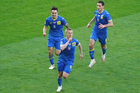 Die Ukraine bejubelt den 1:0-Führungstreffer von Oleksandr Sintschenko  (M.) – und am Ende den Einzug ins EM-Viertelfinale