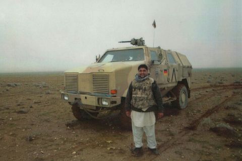 Mohammad Essa Ahmadi ist Anfang 20, als er den Deutschen in Afghanistan hilft. Er verdient mehr als 600 US-Dollar im Monat, aber vor allem, so sieht er das damals, tut er etwas für sein Land.