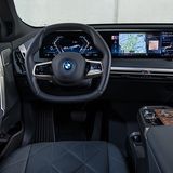 Beim Curved Display vereinen sich zwei Monitore mit 12,3 Zoll und 14,9 Zoll Größe vereinen sich zu einem Bildschirm