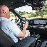 Das Lenkrad ist unförmig, liegt aber gut in der Hand