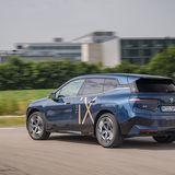 Der BMW iX ist 4,95 Meter lang