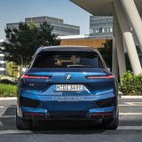 Die Preise für für den BMW iX xDrive 50 starten bei 98.000 Euro