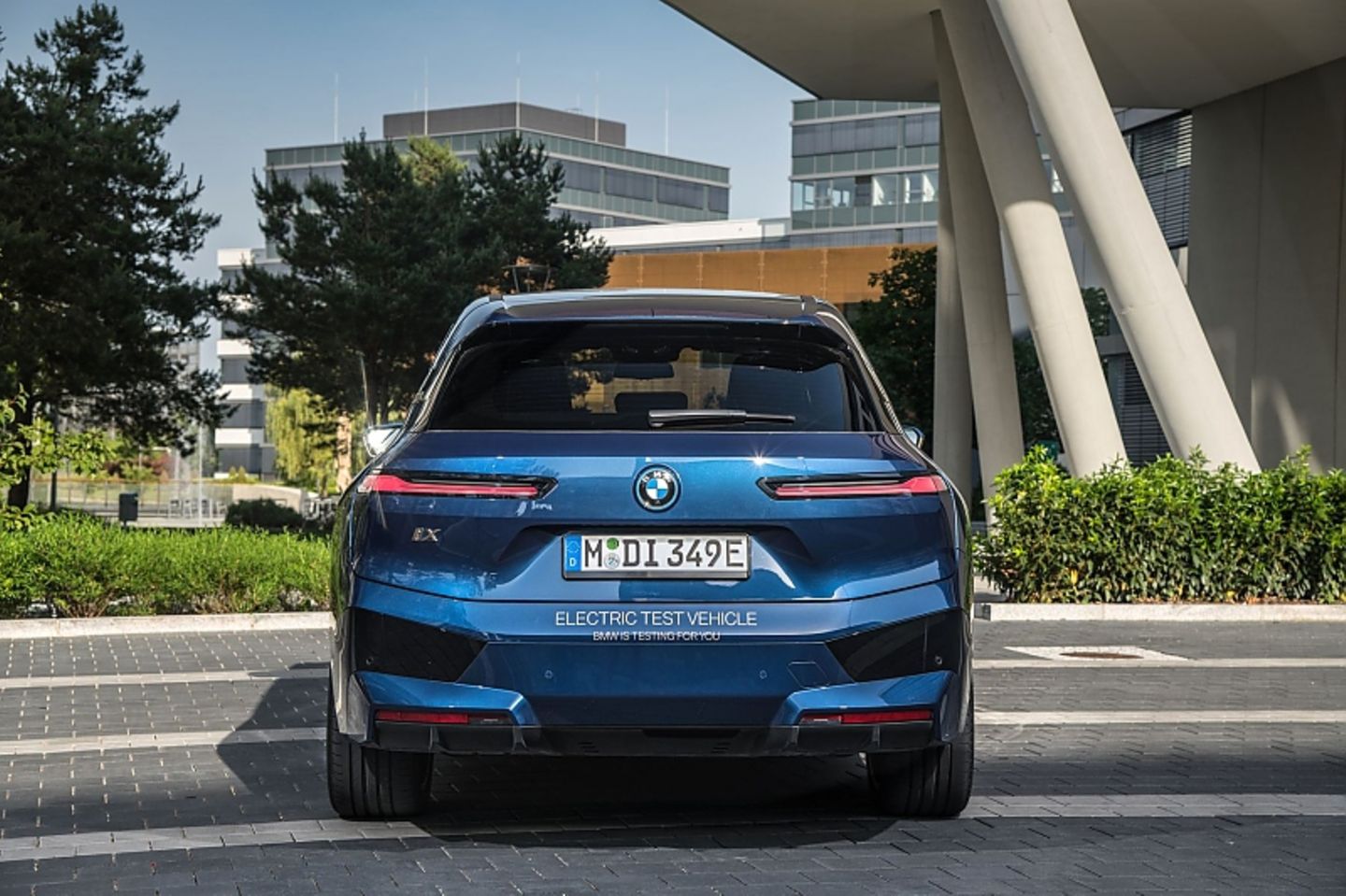 Die Preise für für den BMW iX xDrive 50 starten bei 98.000 Euro