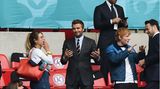 Die Royals waren nicht die einzigen Prominenten im Wembley-Stadion. Mit dem früheren Fußball-Nationalspieler David Beckham und Musiker Ed Sheeran waren gleich zwei Weltstars zugegen. Links im Bild: Sheerans Ehefrau Cherry Seaborn.