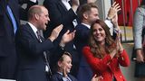 Erst als Raheem Sterling in der 75. Minute das erlösende 1:0 für England erzielt hatte, heiterten sich die Mienen der Royals auf. 
