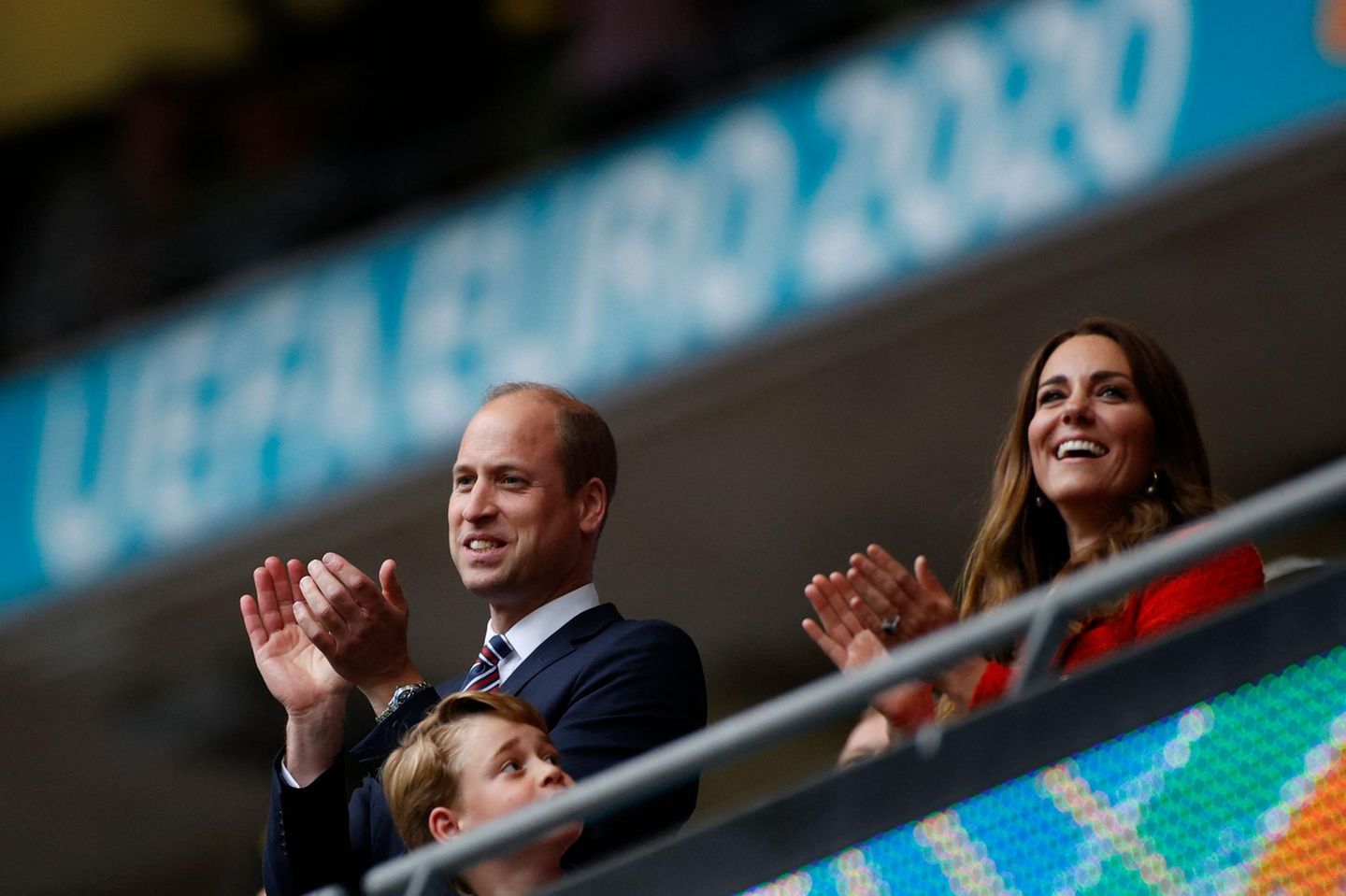 Nach dem Abpfiff versank das Wembley-Stadion in einem Freudentaumel - und die sonst eher reservierten Royals feierten ausgelassen mit. Und der kleine Prinz George ist mittendrin, scheint sein Glück kaum fassen zu können. 