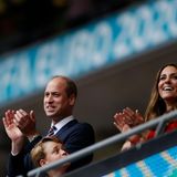 Nach dem Abpfiff versank das Wembley-Stadion in einem Freudentaumel - und die sonst eher reservierten Royals feierten ausgelassen mit. Und der kleine Prinz George ist mittendrin, scheint sein Glück kaum fassen zu können. 