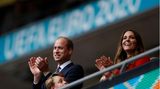 Nach dem Abpfiff versank das Wembley-Stadion in einem Freudentaumel - und die sonst eher reservierten Royals feierten ausgelassen mit. Und der kleine Prinz George ist mittendrin, scheint sein Glück kaum fassen zu können. 