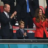 Es war ein großer Abend für Fans der englischen Fußball-Nationalmannschaft: Mit einem 2:0-Sieg gegen Deutschland revanchierten sich die Three Lions für die bittere Niederlage im Elfmeterschießen im Halbfinale der EM 1996. Auch Thronfolger Prinz William war gekommen - und hatte Ehefrau Kate sowie seinen ältesten Sohn George mitgebracht.