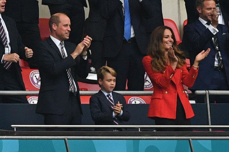 To był wspaniały wieczór dla angielskich fanów piłki nożnej: po wygranym 2:0 meczu z Niemcami, Trzy Lwy wróciły po gorzką porażkę w rzutach karnych w półfinale Euro 1996. Następca tronu, książę William, również przyszedł - miał swoją żonę Kate i najstarszego syna George'a.