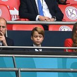 Wie sich das für Mitglieder des Königshauses gehört, war strenger Kleidungsstil angesagt. Trikots waren tabu. Sogar der siebenjährige George musste Krawatte tragen. Das Spiel war lange Zeit ausgeglichen - was sich an den angespannten Mienen der Royals leicht ablesen lässt.