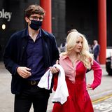 Pikanterweise war auch Sheerans Ex-Freundin Ellie Goulding bei dem Spiel zugegen. Die beiden Musiker waren vor Jahren ein Paar, die Trennung verlief 2013 alles andere als friedlich: In seinem Song "Don't" warf Sheeran seiner Ex vor, ihn betrogen zu haben. Goulding ist wie Sheeran mittlerweile verheiratet. Die Sängerin kam mit ihrem Ehemann, dem Kunsthändler Caspar Jopling, ins Stadion.