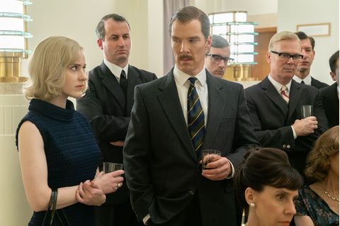 CIA-Mitarbeiterin Emily Donovan und der Briten Greville Wynne stehen auf einem Empfang