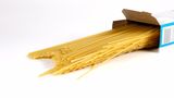 Sie wollten Tagliatelle kochen, zu Hause merken Sie aber, dass Sie zur Spaghetti-Packung gegriffen haben? Mit dem Bon gehen Sie einfach zurück zum Supermarkt und tauschen das Produkt um. So einfach geht es leider nicht. Denn irrtümlich gekaufte Ware ist vom Umtausch ausgeschlossen. Anders sieht es aus, wenn Lebens­mittel vor Ablauf des Mindest­halt­barkeits­datums verdorben sind. Dann müssen Händler sie zurück­nehmen.