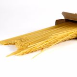 Sie wollten Tagliatelle kochen, zu Hause merken Sie aber, dass Sie zur Spaghetti-Packung gegriffen haben? Mit dem Bon gehen Sie einfach zurück zum Supermarkt und tauschen das Produkt um. So einfach geht es leider nicht. Denn irrtümlich gekaufte Ware ist vom Umtausch ausgeschlossen. Anders sieht es aus, wenn Lebens­mittel vor Ablauf des Mindest­halt­barkeits­datums verdorben sind. Dann müssen Händler sie zurück­nehmen.