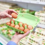 Wer frische Eier einkauft, sollte genau aufpassen. Man darf zwar nachsehen, ob alle Eier heile sind, aber es ist nicht erlaubt kaputte Eier aus einem Karton mit einem anderen zu tauschen. Das liegt daran, dass jeder Eierkarton eine Chargennummer hat, die genau Auskunft über Größe und Lagerung gibt. Sie lässt auch Rückschlüsse auf Erzeuger und Packstation zu. Wer Eier durcheinander bringt, sorgt für Verwirrung und benachteiligt im schlimmsten Fall andere Verbraucher.