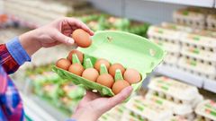 Wer frische Eier einkauft, sollte genau aufpassen. Man darf zwar nachsehen, ob alle Eier heile sind, aber es ist nicht erlaubt kaputte Eier aus einem Karton mit einem anderen zu tauschen. Das liegt daran, dass jeder Eierkarton eine Chargennummer hat, die genau Auskunft über Größe und Lagerung gibt. Sie lässt auch Rückschlüsse auf Erzeuger und Packstation zu. Wer Eier durcheinander bringt, sorgt für Verwirrung und benachteiligt im schlimmsten Fall andere Verbraucher.