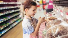 Das Kind zetert im Supermarkt, die nächste Gummibärchentüte ist nicht weit, dann darf das Kind doch schonmal naschen. Oder? Juristisch gesehen sollten sich Verbraucher besser zügeln. Denn bis zum Bezahlen gehört die Ware dem Ladenbesitzer. Meist drücken die Verkäufer ein Auge zu, wenn man beispielsweise ein Schluck aus der Wasserflasche nimmt. Verdrückt man aber einen Schokoriegel auf dem Weg zum Kassenband, sieht es schon schwieriger aus, zu leicht verschwindet das Papier in der Hosentasche.