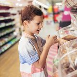 Das Kind zetert im Supermarkt, die nächste Gummibärchentüte ist nicht weit, dann darf das Kind doch schonmal naschen. Oder? Juristisch gesehen sollten sich Verbraucher besser zügeln. Denn bis zum Bezahlen gehört die Ware dem Ladenbesitzer. Meist drücken die Verkäufer ein Auge zu, wenn man beispielsweise ein Schluck aus der Wasserflasche nimmt. Verdrückt man aber einen Schokoriegel auf dem Weg zum Kassenband, sieht es schon schwieriger aus, zu leicht verschwindet das Papier in der Hosentasche.