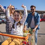 Einkaufstüten vergessen? Kein Problem. Mit dem Einkaufswagen lassen sich die schweren Einkäufe wunderbar nach Hause schieben. Aber Moment! Erlaubt ist das nicht, denn Einkaufswägen sind Eigentum der Ladenbesitzer und dürfen außerhalb des Geländes nicht verwendet werden. Das gleiche gilt für Einkaufskörbe. Wagen sind zudem in der Anschaffung sehr teuer, sie kosten zwischen 100 und 150 Euro. Durch entwendete Einkaufswägen entstehen den Einzelhändlern finanzielle Schäden, die sich auf mehrere tausend Euro im Jahr belaufen.