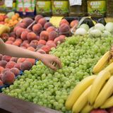 Die Weintrauben sehen appetitlich aus, aber schmecken sie auch? Schnell landet das Obst so in den Mund. Eine Geschmacksprobe ist aber nicht erlaubt, streng genommen ist sie sogar Diebstahl. Auch hier gilt: Bis zum Bezahlen gehört die Ware dem Ladenbesitzer. Wer Obst oder Gemüse vorher probieren möchte, muss das Verkaufspersonal fragen. In Ordnung ist es, den Reifegrad von Obst und Gemüse zu überprüfen. Aber Vorsicht: Die Produkte dürfen nicht beschädigt werden.