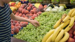 Die Weintrauben sehen appetitlich aus, aber schmecken sie auch? Schnell landet das Obst so in den Mund. Eine Geschmacksprobe ist aber nicht erlaubt, streng genommen ist sie sogar Diebstahl. Auch hier gilt: Bis zum Bezahlen gehört die Ware dem Ladenbesitzer. Wer Obst oder Gemüse vorher probieren möchte, muss das Verkaufspersonal fragen. In Ordnung ist es, den Reifegrad von Obst und Gemüse zu überprüfen. Aber Vorsicht: Die Produkte dürfen nicht beschädigt werden.