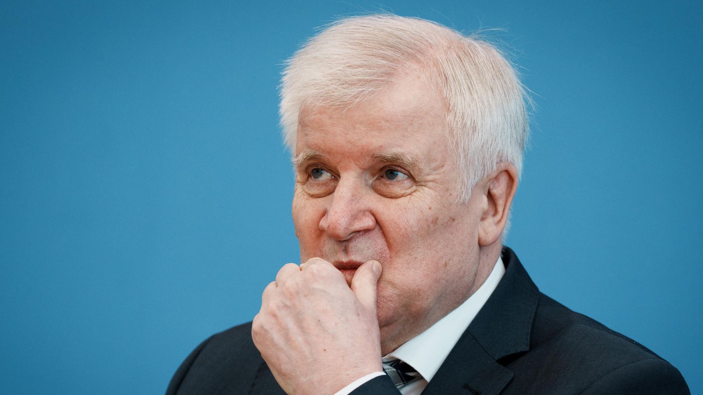Horst Seehofer greift sich nachdenklich ins Gesicht