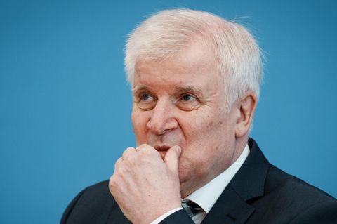 Horst Seehofer greift sich nachdenklich ins Gesicht