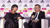 15. Mai 2018:   Joachim Löw bekommt kurz vor der WM einen neuen Vertrag und gibt mit DFB-Präsident Reinhard Grindel die Verlängerung der Zusammenarbeit bis 2022 bekannt. Beim Turnier in Katar soll er noch dabei sein. 