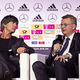 15. Mai 2018:   Joachim Löw bekommt kurz vor der WM einen neuen Vertrag und gibt mit DFB-Präsident Reinhard Grindel die Verlängerung der Zusammenarbeit bis 2022 bekannt. Beim Turnier in Katar soll er noch dabei sein. 