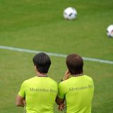 28. Juni 2018:   Löw braucht Bedenkzeit. Erst nach eingehender Analyse will er entscheiden. "Tiefgreifende Maßnahmen" müssen her. Der deutsche Fußball steckt in der Krise. Alle Präsidiumsmitglieder sprechen sich dafür aus, dass Löw seinen Vertrag erfüllen soll. Im Juli dann die Entscheidung: Er macht weiter und will "mit ganzem Einsatz den Neuaufbau gestalten".