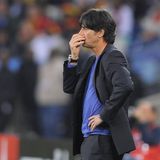 7. Juli 2010:   Löw ist "traurig und enttäuscht", wieder ein 0:1 gegen Spanien. Im Halbfinale platzt der Traum vom vierten deutschen WM-Titel. Die "Riechhände" werden Jogis Markenzeichen und müssen in den sozialen Netzwerken seitdem immer wieder für lustige Memes herhalten. 