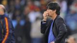 7. Juli 2010:   Löw ist "traurig und enttäuscht", wieder ein 0:1 gegen Spanien. Im Halbfinale platzt der Traum vom vierten deutschen WM-Titel. Die "Riechhände" werden Jogis Markenzeichen und müssen in den sozialen Netzwerken seitdem immer wieder für lustige Memes herhalten. 