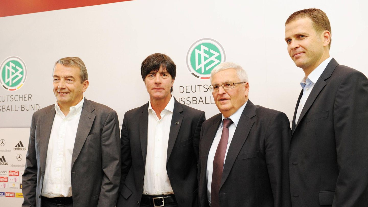 20. Juli 2010:  Knapp zwei Wochen nach der Weltmeisterschaft in Südafrika verlängert Löw seinen Vertrag trotz Ausscheidens und Geldstreit. (v.l.: Wolfgang Niersbach, Joachim Löw, Theo Zwanziger, Oliver Bierhoff)