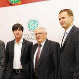 20. Juli 2010:  Knapp zwei Wochen nach der Weltmeisterschaft in Südafrika verlängert Löw seinen Vertrag trotz Ausscheidens und Geldstreit. (v.l.: Wolfgang Niersbach, Joachim Löw, Theo Zwanziger, Oliver Bierhoff)