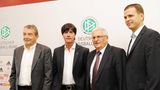 20. Juli 2010:  Knapp zwei Wochen nach der Weltmeisterschaft in Südafrika verlängert Löw seinen Vertrag trotz Ausscheidens und Geldstreit. (v.l.: Wolfgang Niersbach, Joachim Löw, Theo Zwanziger, Oliver Bierhoff)