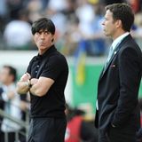 4. Februar 2010:  Erstmals gibt es einen öffentlicher Streit zwischen Löw und Bierhoff mit der DFB-Spitze. Das leidige Thema: Geld. Bundestrainer, Manager und auch die Assistenztrainer Hansi Flick, Andreas Köpke und Chefscout Urs Siegenthaler wollten nach Presseberichten für einen neuen Zweijahresvertrag eine Bonuszahlung in Höhe eines Jahresgehalts vom DFB. Das wollte der damalige Verbandspräsident Theo Zwanziger nicht akzeptieren. Fünf Tage später schließen alle einen WM-Frieden.