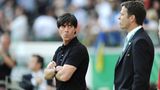 4. Februar 2010:  Erstmals gibt es einen öffentlicher Streit zwischen Löw und Bierhoff mit der DFB-Spitze. Das leidige Thema: Geld. Bundestrainer, Manager und auch die Assistenztrainer Hansi Flick, Andreas Köpke und Chefscout Urs Siegenthaler wollten nach Presseberichten für einen neuen Zweijahresvertrag eine Bonuszahlung in Höhe eines Jahresgehalts vom DFB. Das wollte der damalige Verbandspräsident Theo Zwanziger nicht akzeptieren. Fünf Tage später schließen alle einen WM-Frieden.