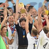 13. Juli 2014:  Die Krönung: 1:0 nach Verlängerung gegen Argentinien durch Mario Götze. Deutschland wird zum vierten Mal Weltmeister. Löw ist auf dem Gipfel.