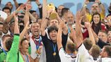 13. Juli 2014:  Die Krönung: 1:0 nach Verlängerung gegen Argentinien durch Mario Götze. Deutschland wird zum vierten Mal Weltmeister. Löw ist auf dem Gipfel.