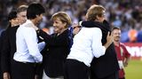 08.07.2006:   Deutschland gewinnt bei der WM 2006 im eigenen Land das Spiel um Platz 3 gegen Portugal. Bundeskanzlerin Angela Merkel verleiht Spielern wie auch den Trainern die Medaillen. Nach dem Rücktritt des "ausgebrannten" Klinsmann wird Löw kurz danach zum Chef der Nationalelf befördert.