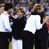 08.07.2006:   Deutschland gewinnt bei der WM 2006 im eigenen Land das Spiel um Platz 3 gegen Portugal. Bundeskanzlerin Angela Merkel verleiht Spielern wie auch den Trainern die Medaillen. Nach dem Rücktritt des "ausgebrannten" Klinsmann wird Löw kurz danach zum Chef der Nationalelf befördert.