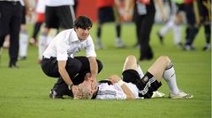 29. Juni 2008:  Geplatzter Titeltraum. Spanien gewinnt durch ein Tor von Torres das EM-Finale in Wien mit 1:0. Dieses Bild ging um die Welt: Joachim Löw tröstet einen enttäuschten Bastian Schweinsteiger. 