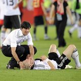 29. Juni 2008:  Geplatzter Titeltraum. Spanien gewinnt durch ein Tor von Torres das EM-Finale in Wien mit 1:0. Dieses Bild ging um die Welt: Joachim Löw tröstet einen enttäuschten Bastian Schweinsteiger. 
