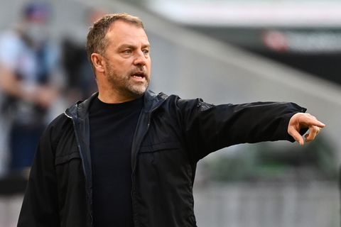 Künftiger Nationalcoach Hansi Flick zeigt in eine Richtung