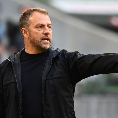 Künftiger Nationalcoach Hansi Flick zeigt in eine Richtung