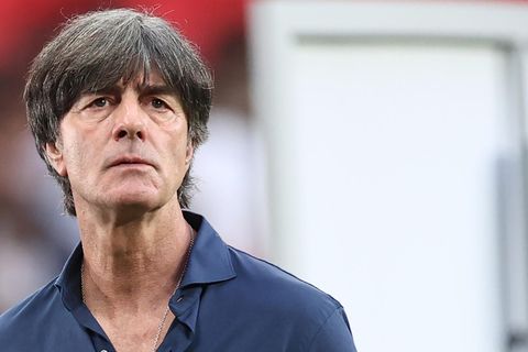 Nach dem EM-Aus steht Bundestrainer Jogi Löw in blauem Hemd im Wembley-Stadion und schaut konsterniert