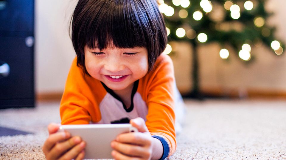 Twitter-Trend #meinKindtwittert – die witzigsten Beiträge (Video) Kind spielt am Handy
